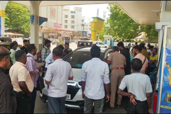 காருக்குள் சிக்கிய குழந்தை : காரின் கண்ணாடியை உடைத்து மீட்பு