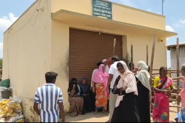 டாஸ்மாக் கடையை முற்றுகையிட்ட பெண்கள் : ஆபாசமாக பேசிய குடிமகன்கள்