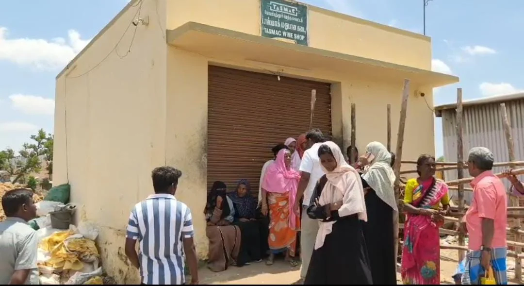 டாஸ்மாக் கடையை முற்றுகையிட்ட பெண்கள் : ஆபாசமாக பேசிய குடிமகன்கள்