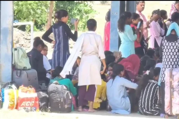 வடமாநில பெண் தொழிலாளர்கள் போராட்டம் : போலீசார் பேச்சுவார்த்தை