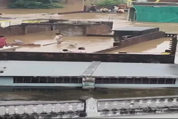 பீகார் மாநிலத்தில் வெள்ளம் : நீரில் தத்தளிக்கும் 12 மாவட்டங்கள் - மீட்பு பணி தீவிரம்