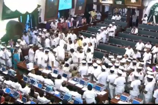 சட்டப்பேரவையில் திமுக அமளி : வெளியேற்ற உத்தரவிட்ட சபாநாயகர்