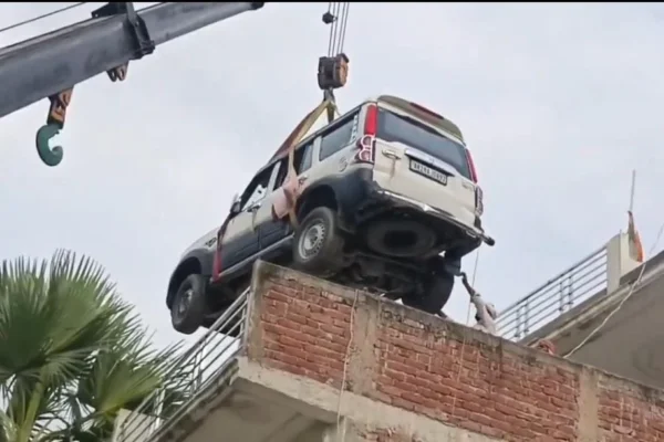 திருட்டு பயத்தால் இரண்டாவது மாடியில் நிறுத்தப்பட்ட கார்