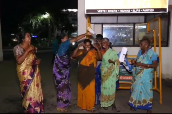 தீக்குளிக்க முயன்ற பெண்கள் : சேலம் ஆட்சியர் அலுவலகத்தில் பரபரப்பு