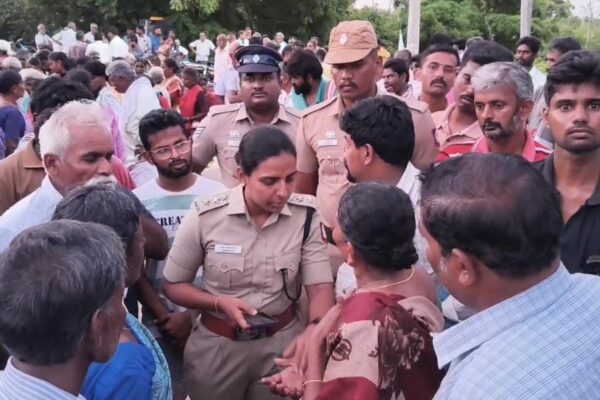 விபத்தில் மாஜி ஊராட்சி மன்ற து.தலைவர் உயிரிழப்பு : கொலை செய்யப்பட்டதாக கூறி கிராம மக்கள் சாலைமறியல்