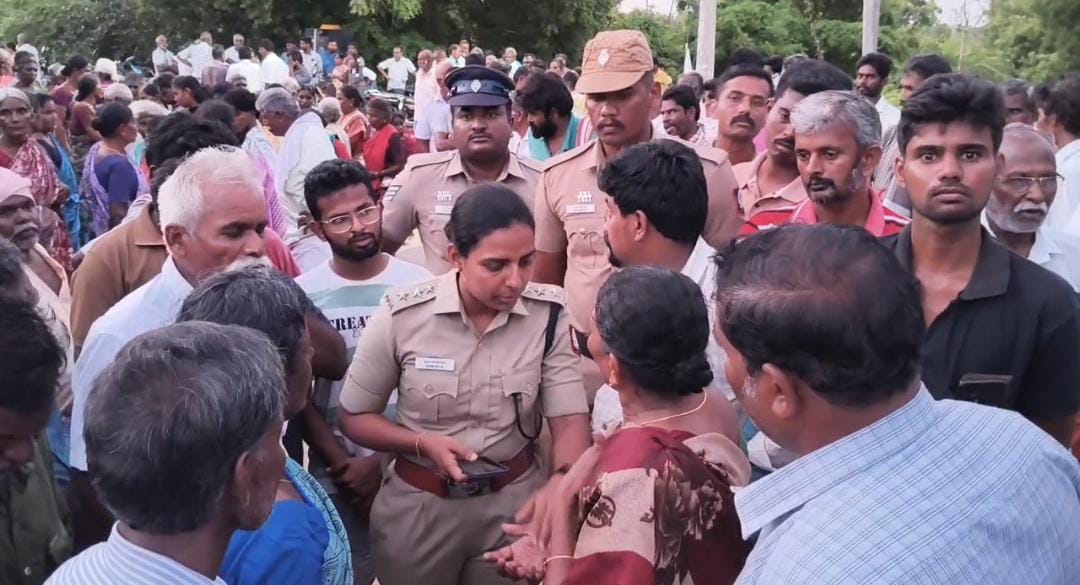 விபத்தில் மாஜி ஊராட்சி மன்ற து.தலைவர் உயிரிழப்பு : கொலை செய்யப்பட்டதாக கூறி கிராம மக்கள் சாலைமறியல்