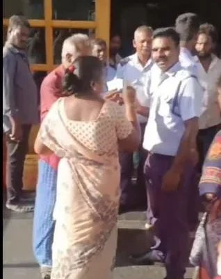 வெளியே இழுத்து தள்ளப்பட்ட நோயாளியின் தந்தை :அரசு மருத்துவமனை மீது குற்றசாட்டு