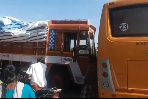 பள்ளி பேருந்து - லாரி மோதல் : 15 மாணவர்கள் காயம்