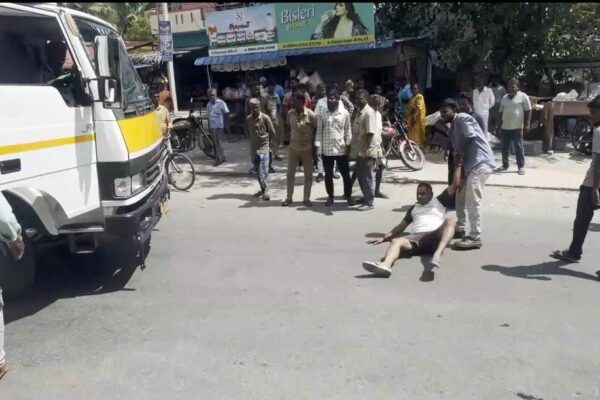குடிபோதையில் வாகனங்களை வழிமறித்து வாலிபர் ரகளை : அடித்து கீழே தள்ளிய ஓட்டுநர்