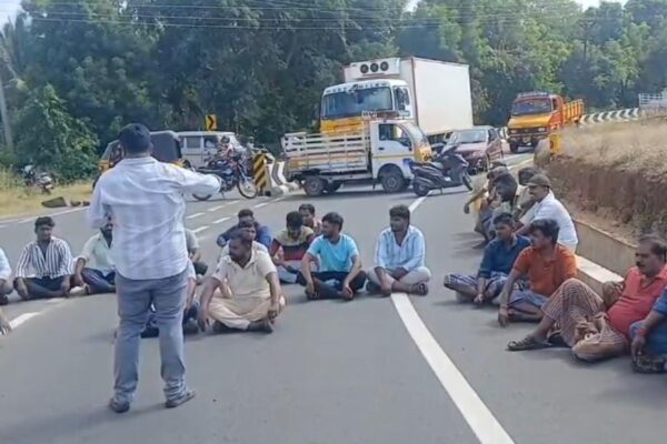 ரவுண்டானா அமைக்க வலியுறுத்தி கிராம மக்கள் சாலை மறியல்