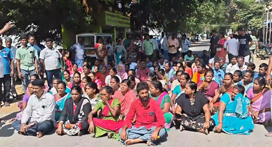 பொய் புகாரில்தலைமையாசிரியை சஸ்பெண்ட் : மாணவிகளின் பெற்றோர் சாலை மறியல்