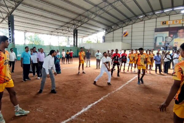 மாணவர்களுடன் வாலிபால் விளையாடிய அமைச்சர் மற்றும் மாவட்ட ஆட்சியர்