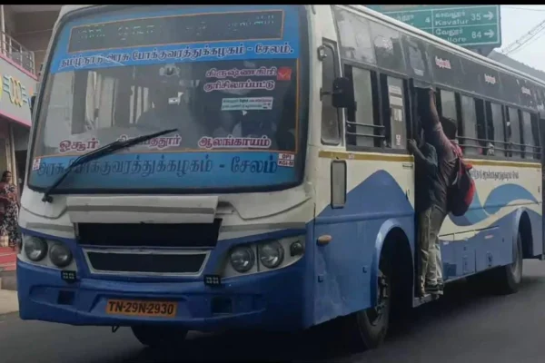 பேருந்து படிகளில் மாணவர்கள் ஆபத்தான பயணம் : நடவடிக்கை எடுக்க கோரிக்கை