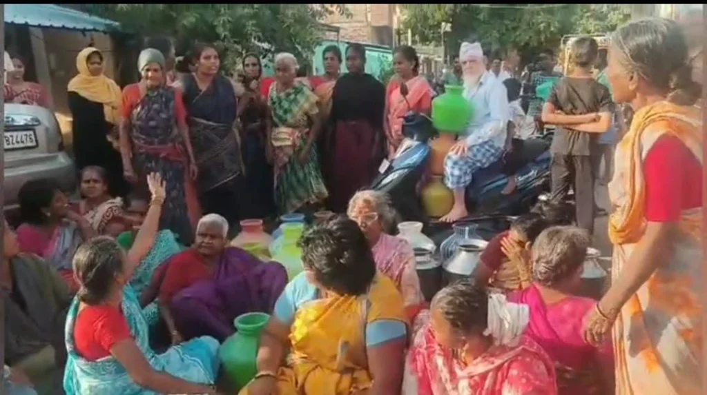 30 நாட்களாக வராத குடிநீர் : காலி குடங்களுடன் பெண்கள் சாலை மறியல்