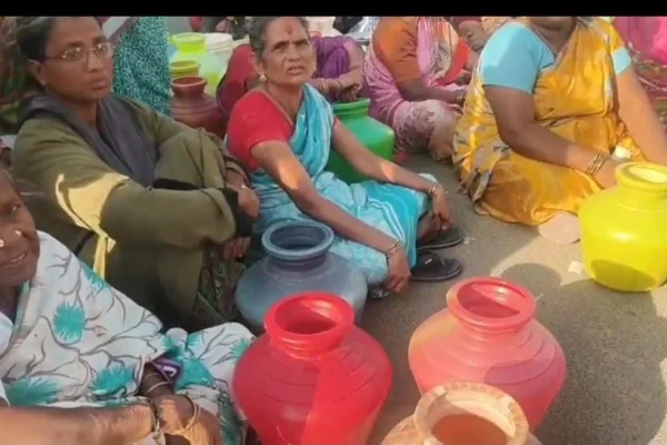 30 நாட்களாக வராத குடிநீர் : காலி குடங்களுடன் பெண்கள் சாலை மறியல்