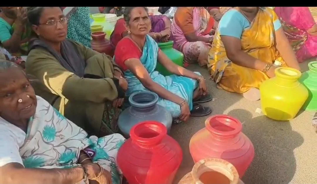 30 நாட்களாக வராத குடிநீர் : காலி குடங்களுடன் பெண்கள் சாலை மறியல்