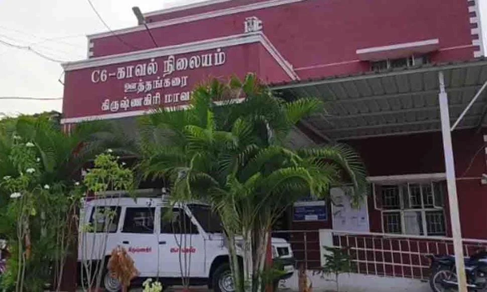 பள்ளி மாணவியிடம் அத்துமீறல் – காவல் நிலையத்திற்குள் அரசு பேருந்து நடத்துனர் மீது தாக்குதல்