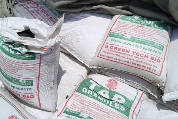 மலிவு விலை எனக்கூறி விற்கப்பட்ட போலி உரம் : 2 டன் பறிமுதல், இருவருக்கு வலைவீச்சு