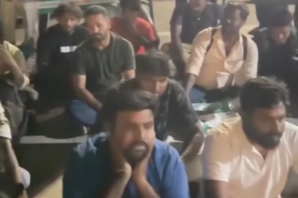 "ஆம்னி பேருந்தில் மின்கசிவு" ; 3 மணி நேரமாகத் தவித்த பயணிகள் - தவெகவினர் சாலை மறியல்!