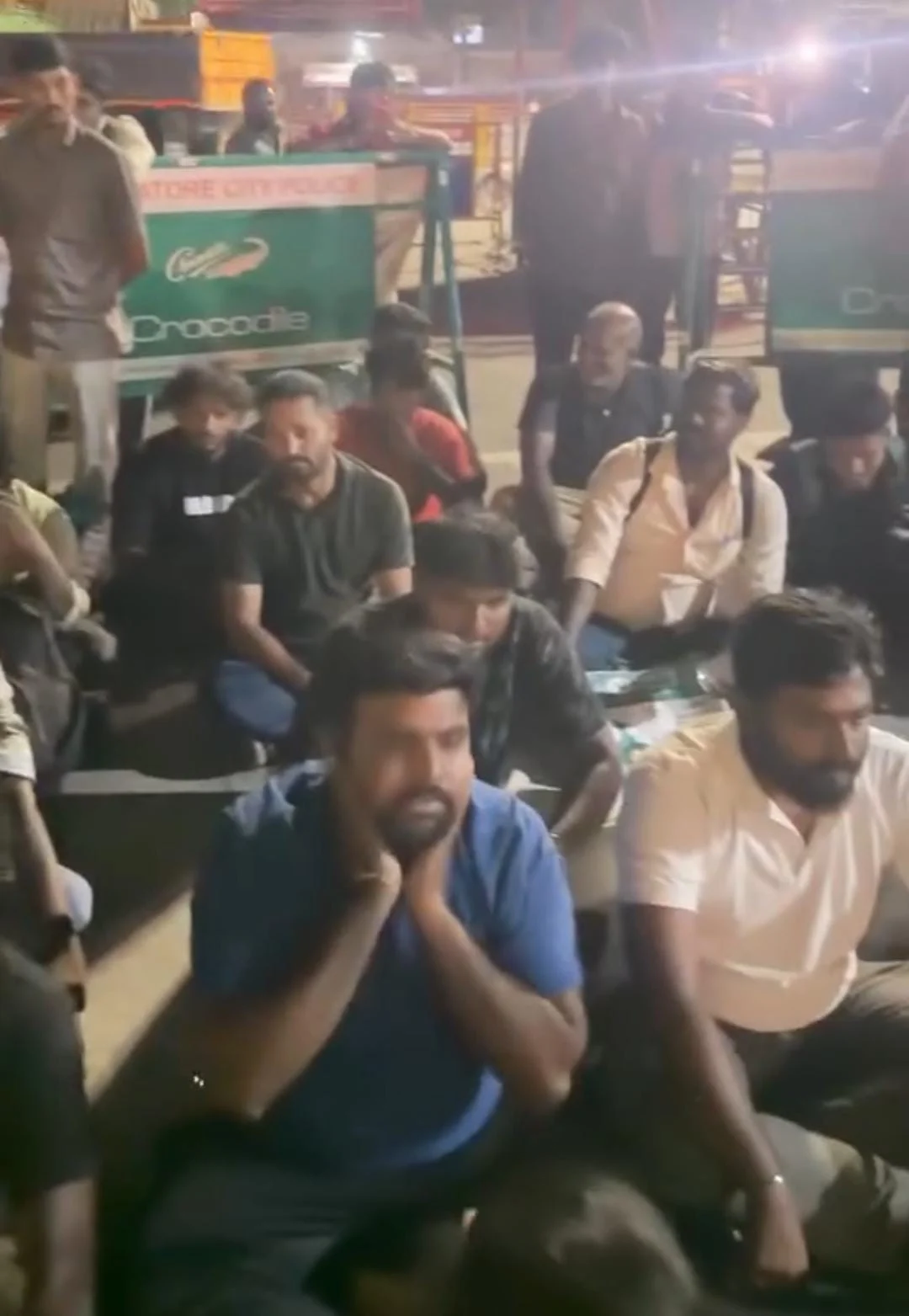 "ஆம்னி பேருந்தில் மின்கசிவு" ; 3 மணி நேரமாகத் தவித்த பயணிகள் - தவெகவினர் சாலை மறியல்!