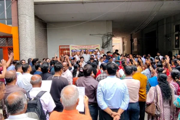 கோரிக்கைகளை வலியுறுத்தி வங்கி ஊழியர்கள் வேலை நிறுத்தம்