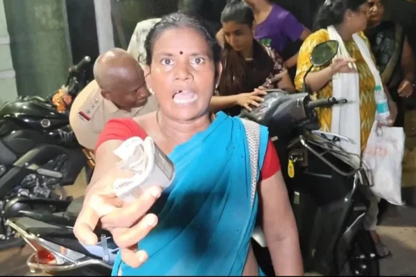 பிரேதக் கிடங்கில் புகைப்படம் எடுக்க முயன்ற 3 பேர் கைது : மருத்துவமனை ஊழியர், காவல் ஆய்வாளர் மீது லஞ்ச புகார்