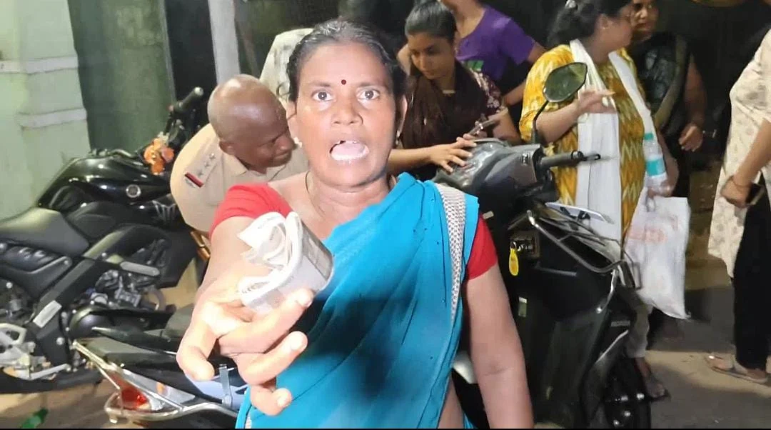 பிரேதக் கிடங்கில் புகைப்படம் எடுக்க முயன்ற 3 பேர் கைது : மருத்துவமனை ஊழியர், காவல் ஆய்வாளர் மீது லஞ்ச புகார்