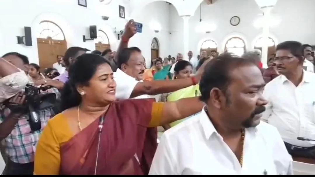 கோவை : மாநகராட்சி கூட்டத்தில் திமுக - காங்கிரஸ் கவுன்சிலர்கள் காரசார விவாதம்