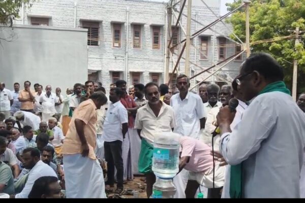 நீர்வளத்துறை அலுவலகத்தில் விவசாயிகள் காத்திருப்பு போராட்டம்