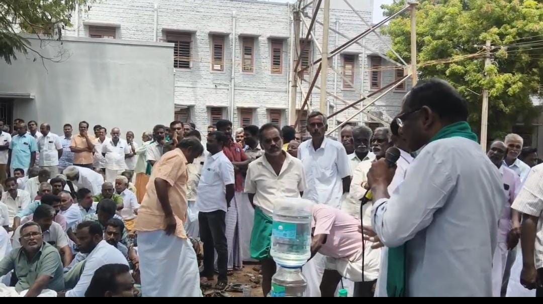 நீர்வளத்துறை அலுவலகத்தில் விவசாயிகள் காத்திருப்பு போராட்டம்