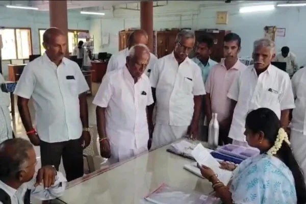 அமராவதி பிரதான கால்வாயில் தண்ணீர் திறக்க விவசாயிகள் கோரிக்கை