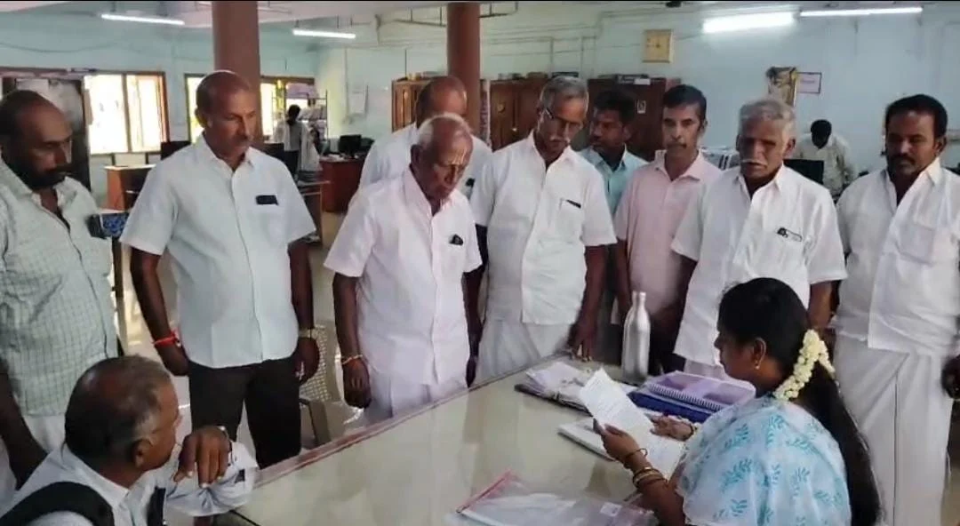 அமராவதி பிரதான கால்வாயில் தண்ணீர் திறக்க விவசாயிகள் கோரிக்கை