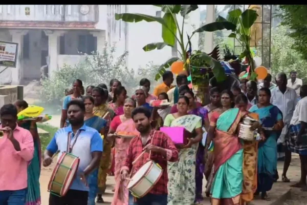 புதுப்பட்டு அரசு மேல்நிலைப்பள்ளிக்கு கல்வி சீர்வரிசை : நல்லாசிரியர் விருது பெற்ற தலைமை ஆசிரியருக்கு பாராட்டு