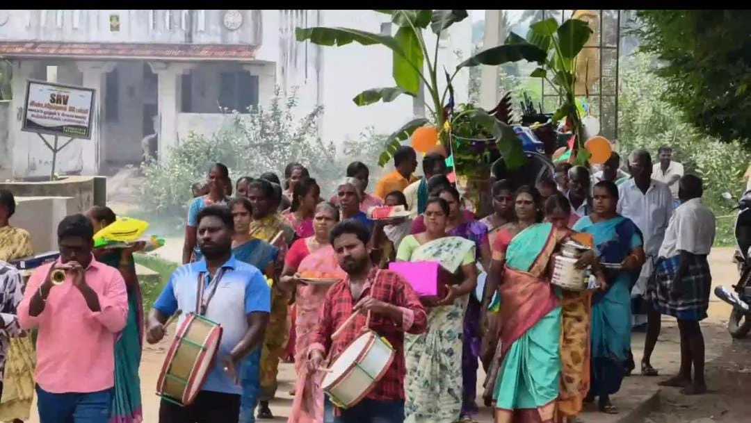 புதுப்பட்டு அரசு மேல்நிலைப்பள்ளிக்கு கல்வி சீர்வரிசை : நல்லாசிரியர் விருது பெற்ற தலைமை ஆசிரியருக்கு பாராட்டு