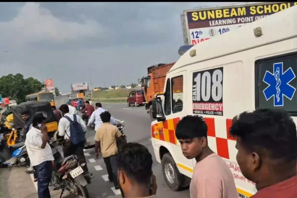 மேம்பாலத்தில் கவிழ்ந்த ஆட்டோ : படுகாயடைந்த ஓட்டுநர்
