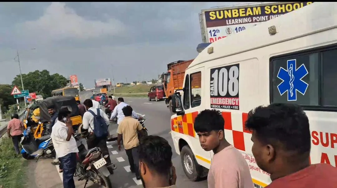மேம்பாலத்தில் கவிழ்ந்த ஆட்டோ : படுகாயடைந்த ஓட்டுநர்