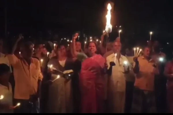 மின்வெட்டை கண்டித்து தீப்பந்தமேந்தி போராட்டம் : மாஜி எம்.எல்.ஏ விரட்டியடிப்பு