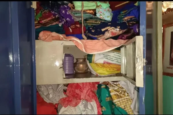 வீட்டின் பூட்டை உடைத்து ரூ.11 லட்சம் கொள்ளை : கடன் வாங்கி வைத்திருந்த தொகையை இழந்த விவசாயி