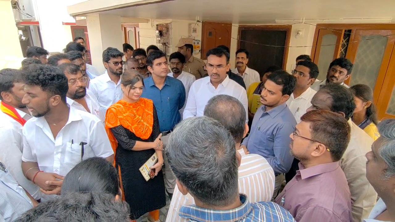 ஆய்விற்கு வந்த அமைச்சர் : குறைகளை அடுக்கிய பொதுமக்கள்