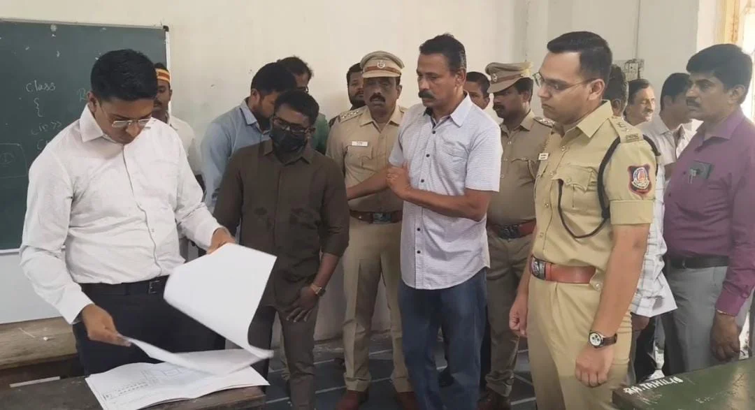 தாராபுரம் இடைத்தேர்தல் : வாக்கு எண்ணிக்கை மையத்தில் ஆட்சியர் ஆய்வு