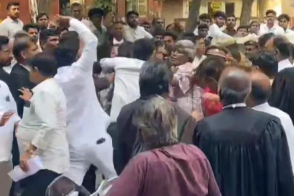 வழக்கறிஞர்கள் - விசாரணைக்கு வந்தவர்கள் இடையே கைகலப்பு : நீதிமன்ற வளாகத்தில் பரபரப்பு