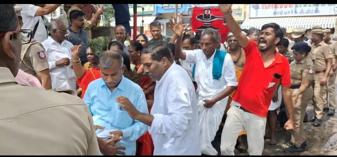தமிழில் குடமுழுக்கு நடத்த கோரி போராட்டம் : ஆன்மீக பெரியவர்கள் கைது
