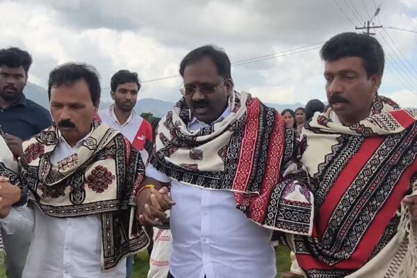 தோடர் பாரம்பரிய உடையில் அமைச்சர் நடனம்