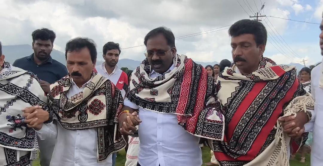 தோடர் பாரம்பரிய உடையில் அமைச்சர் நடனம்