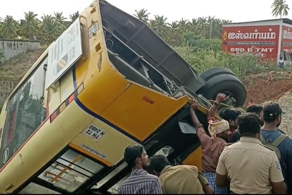 ஆற்று பாலத்தில் கவிழ்ந்த அரசு பேருந்து : 30 பயணிகள் காயம்