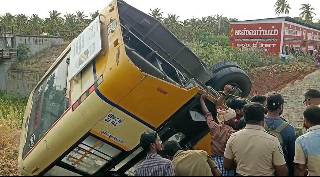 ஆற்று பாலத்தில் கவிழ்ந்த அரசு பேருந்து : 30 பயணிகள் காயம்