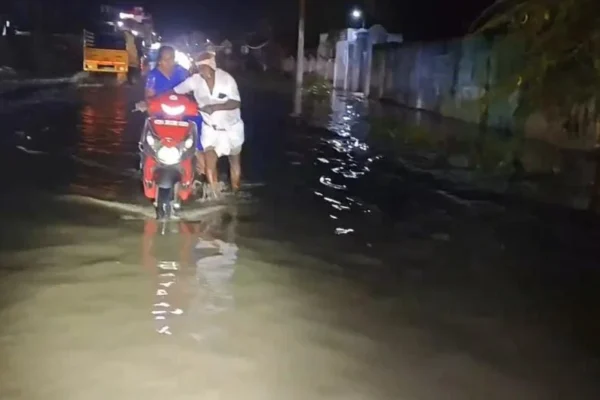 வேலூர் மாவட்டத்தில் கனமழை : குளம் போல் தேங்கிய மழைநீரால் போக்குவரத்து பாதிப்பு