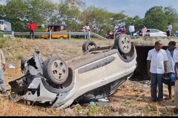 விபத்தை தவிர்க்க முயன்று குப்புற கவிழ்ந்த கார் : உயிர்தப்பிய இருவர்