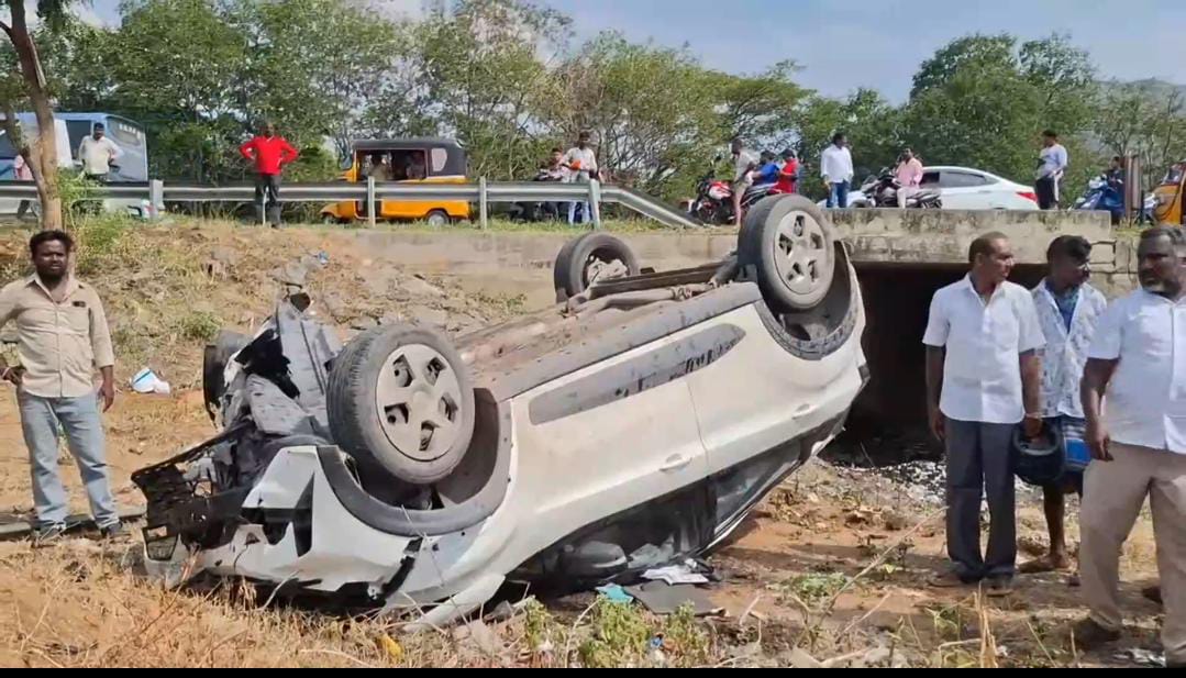 விபத்தை தவிர்க்க முயன்று குப்புற கவிழ்ந்த கார் : உயிர்தப்பிய இருவர்