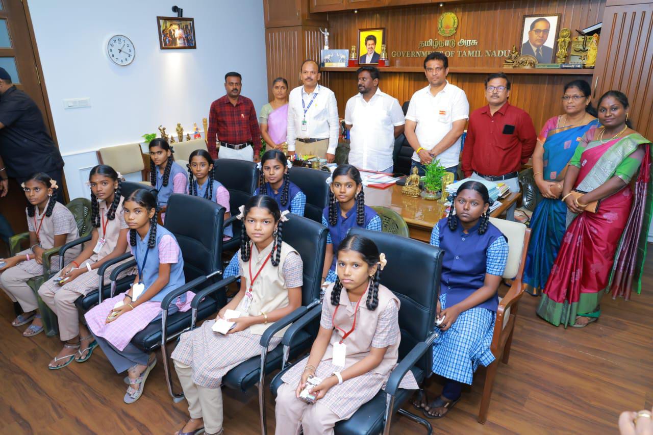தமிழ் மொழியில் சிறப்பு : மாணவிகளுக்கு அமைச்சர் பாராட்டு